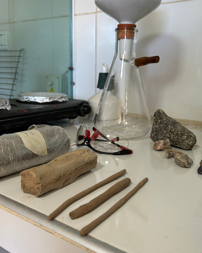 Muestras de suelo y roca preparadas para análisis en el laboratorio geotécnico