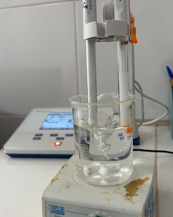 Medición química de una muestra líquida en el laboratorio