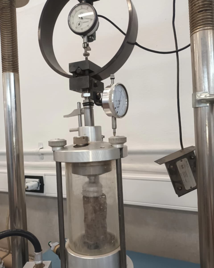 Equipo triaxial utilizado para medir la resistencia de una muestra de suelo