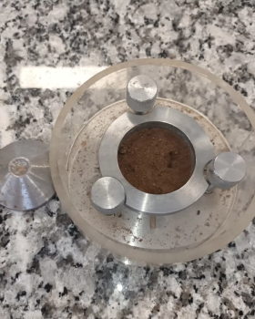 Muestra de suelo colocada en un dispositivo de ensayo geotécnico