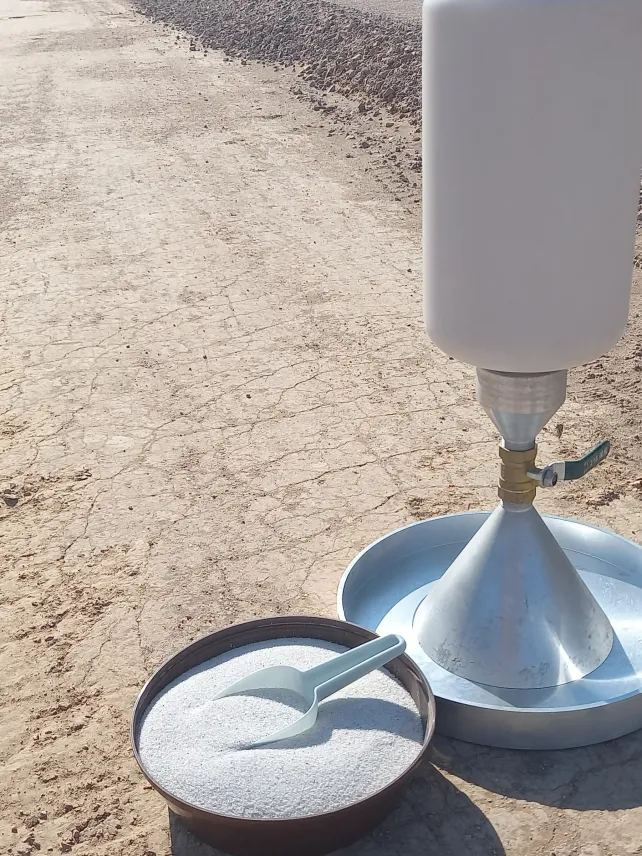 Cono de arena y material calibrado para un ensayo de densidad in situ