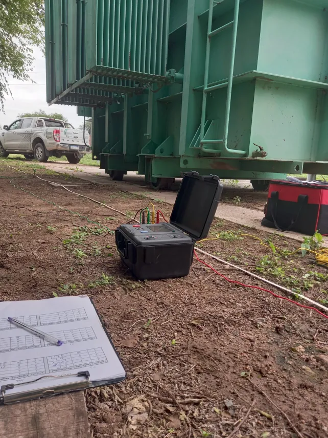 Instrumental de resistividad geoeléctrica conectado durante un estudio de campo