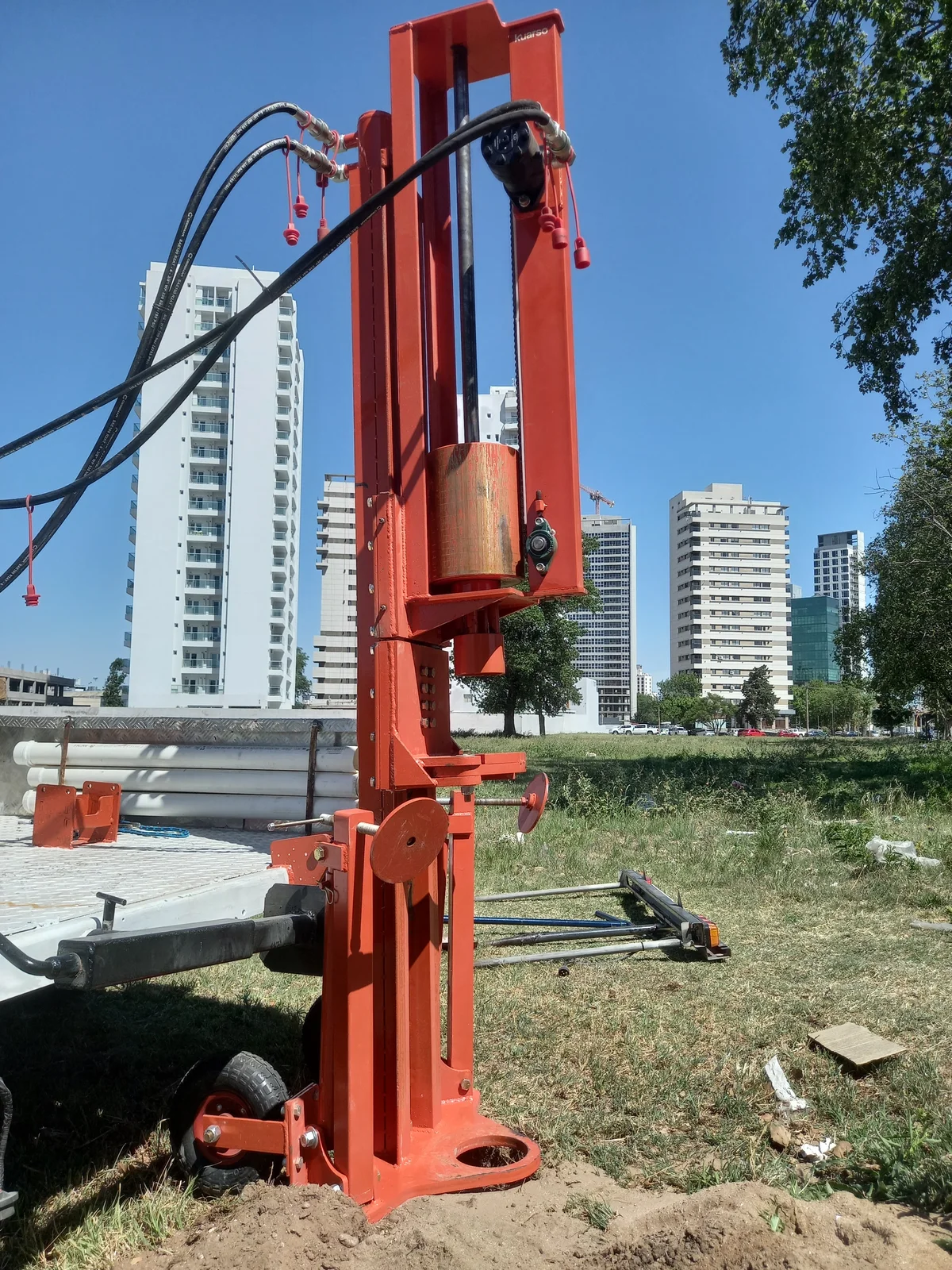 Equipo de perforación realizando un estudio de suelo SPT y DPSH