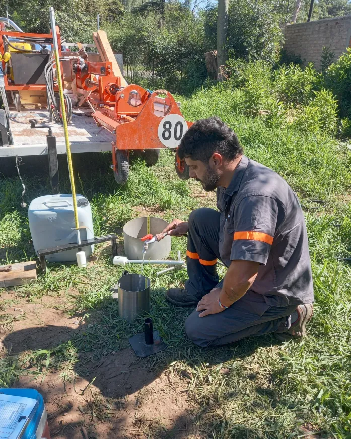 Equipo de GEOGON realizando tareas geotécnicas en campo