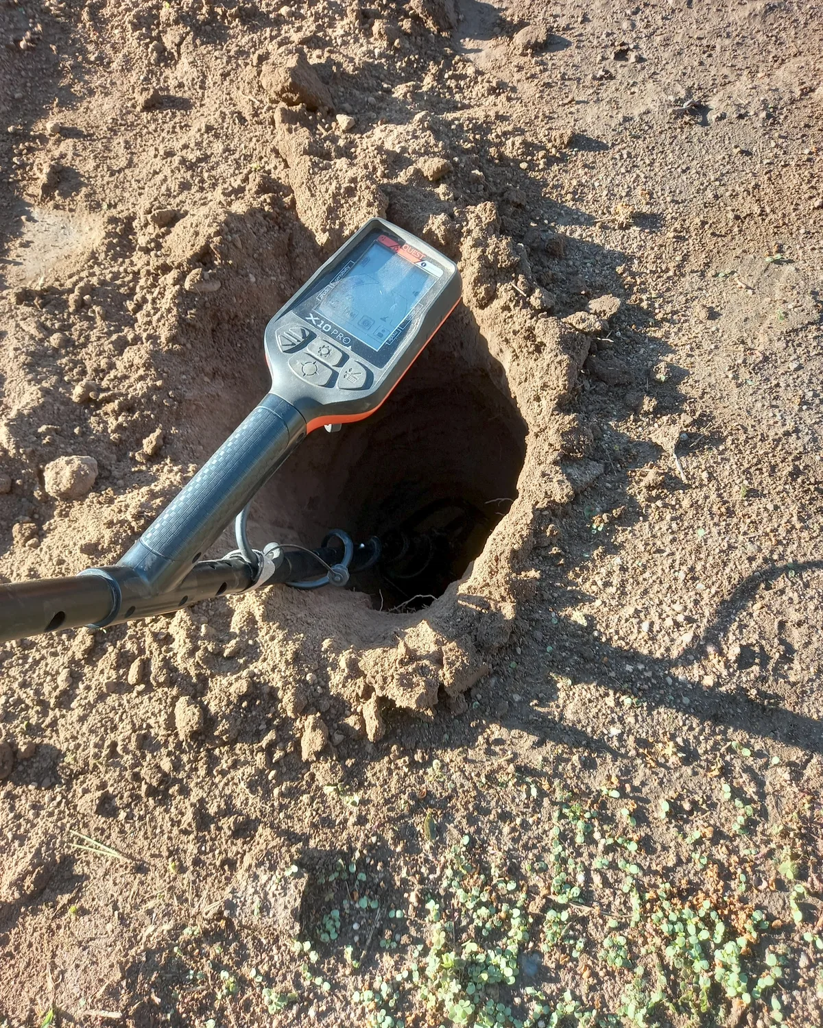 Instrumento de medición colocado dentro de una perforación del terreno